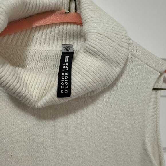 Design Lab White Sleeveless Turtleneck Sweater Vest – Size Large - Picture 3 of 8